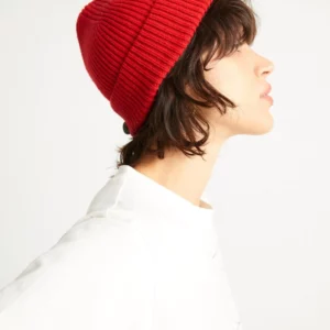 bonnet rouge sur femme
