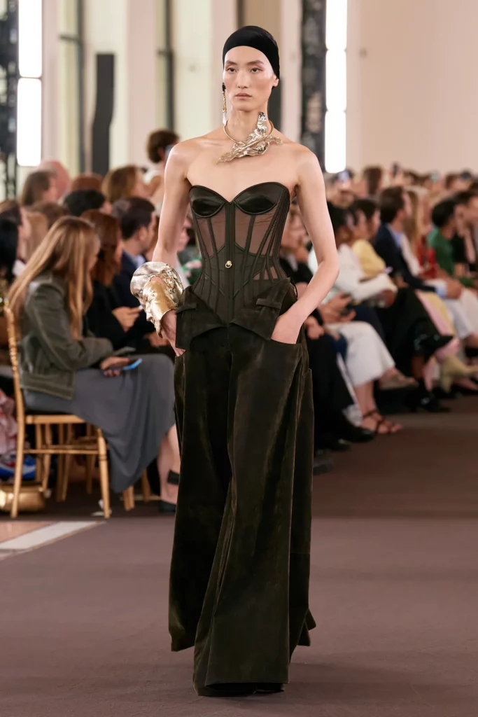 Défilé Schiaparelli haute couture automne-hiver 2023-2024 Isidore Montag / Gorunway.com